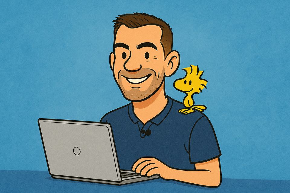 Cédric produit du contenu copywriting SEO en rédaction web en Belgique avec Woodstock sur l'épaule